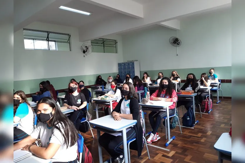Volta às aulas presenciais movimenta colégios de Apucarana