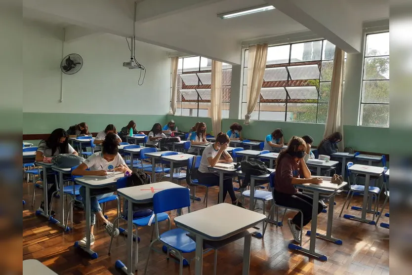Volta às aulas presenciais movimenta colégios de Apucarana