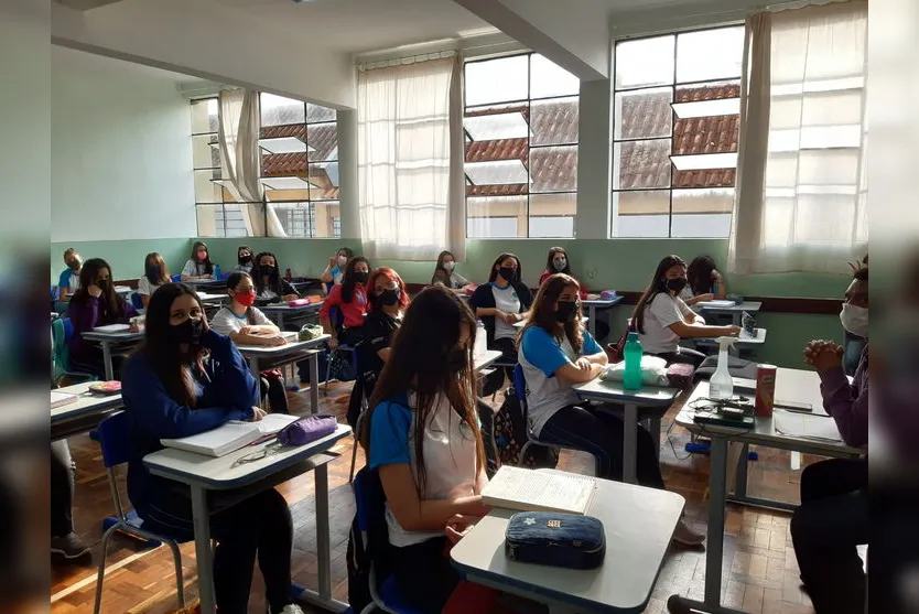 Volta às aulas presenciais movimenta colégios de Apucarana