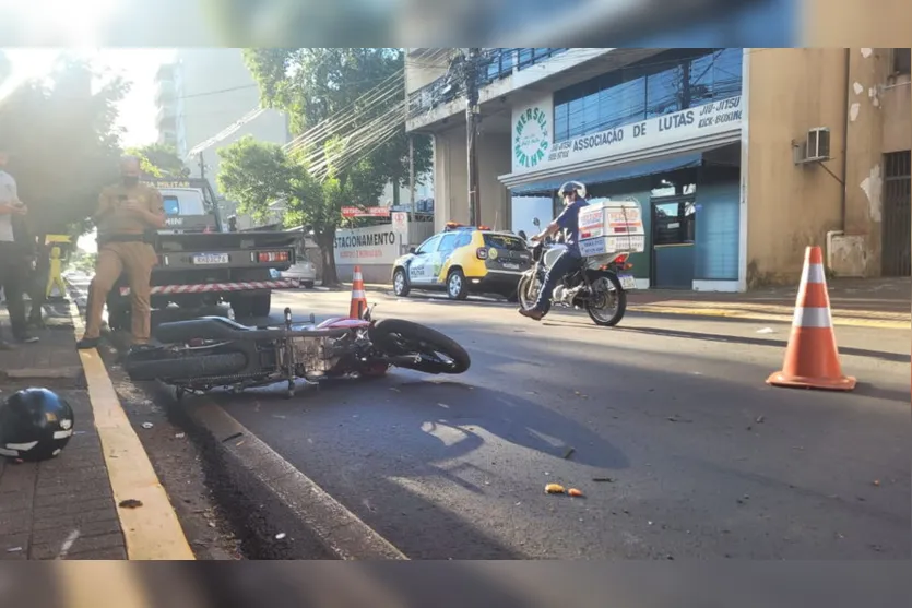 Acidente entre moto e ônibus em Apucarana deixa casal ferido