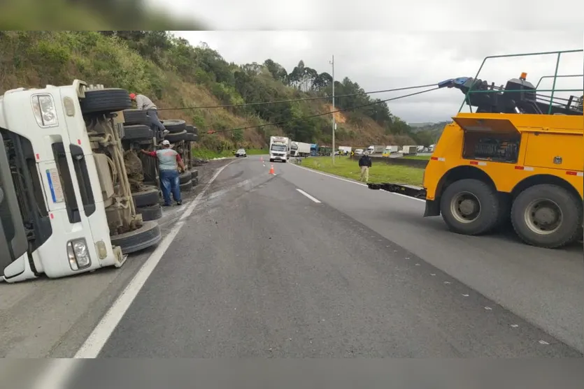 Acidente entre três caminhões e 5 carros deixa mortos no PR