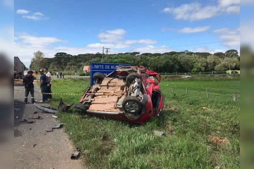 Acidente entre três caminhões e 5 carros deixa mortos no PR