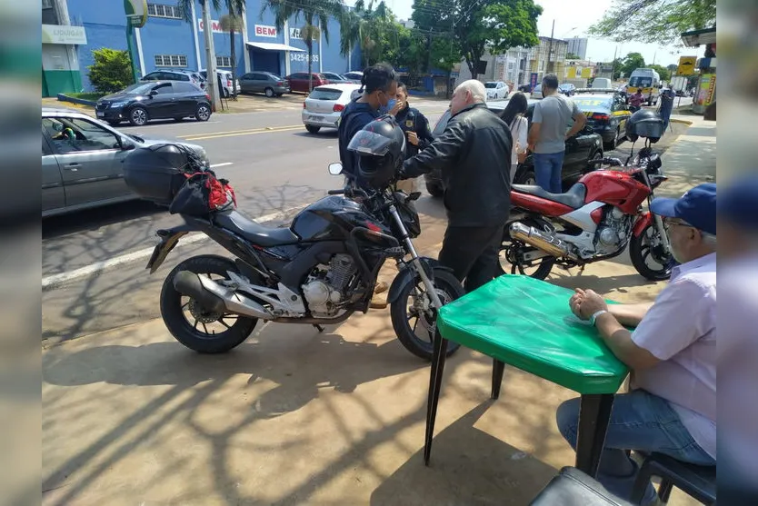 Acidente entre três veículos deixa motociclista ferido