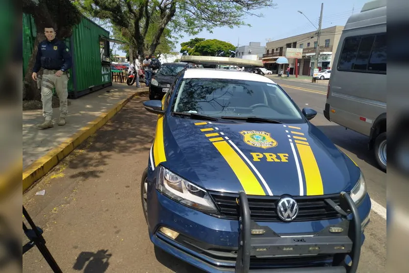 Acidente entre três veículos deixa motociclista ferido