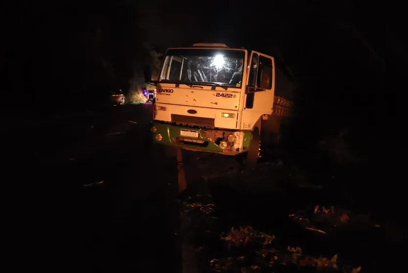 Acidente envolve dois caminhões e um Uno em Apucarana; veja