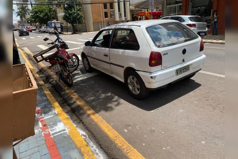 Acidente no centro de Apucarana deixa motociclista ferido