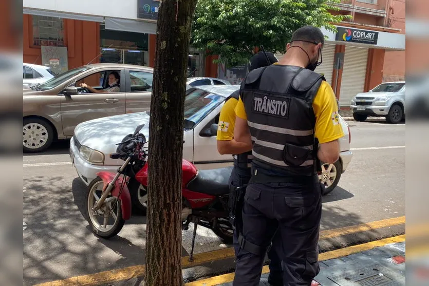 Acidente no centro de Apucarana deixa motociclista ferido