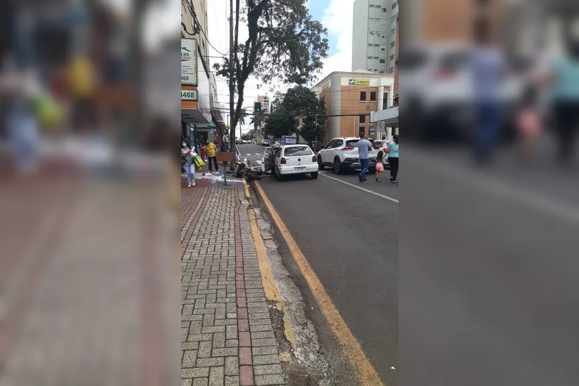 Acidente no centro de Apucarana deixa motociclista ferido