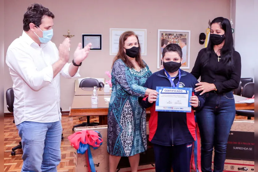 Aluno e professora conquistam prêmios em concurso cultural