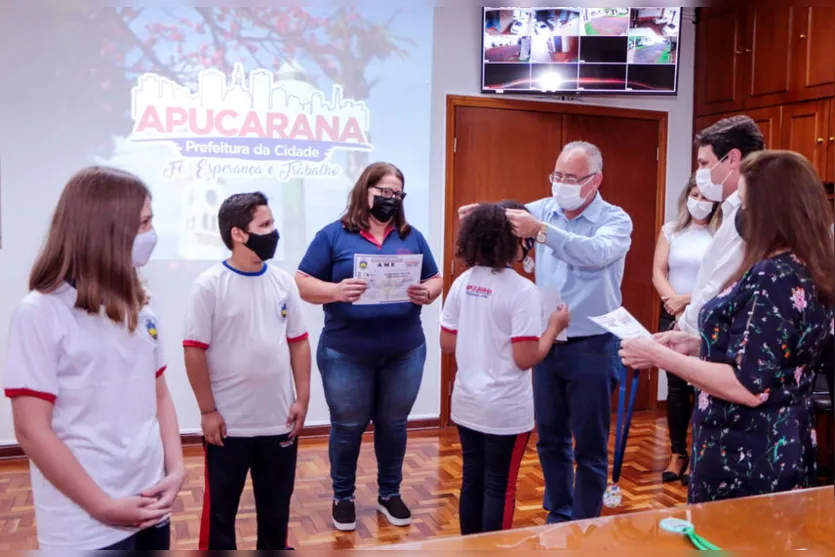 Alunos conquistam prêmios em concursos de poesias