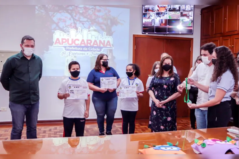 Alunos conquistam prêmios em concursos de poesias