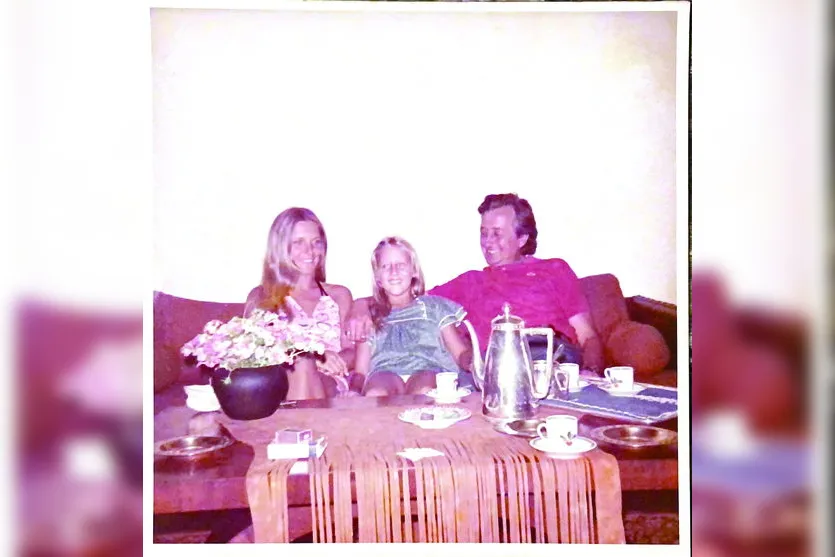  Andrea junto com os pais Janos e Edna Dessewffy. Foto tirada uma semana antes do acidente que matou o casal.  