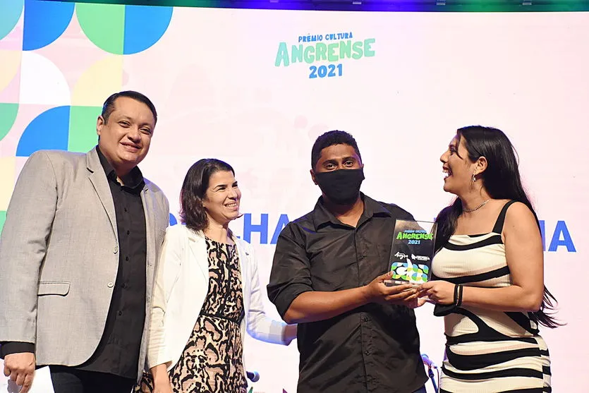 Andrei Lara premia destaques da Cultura Angrense