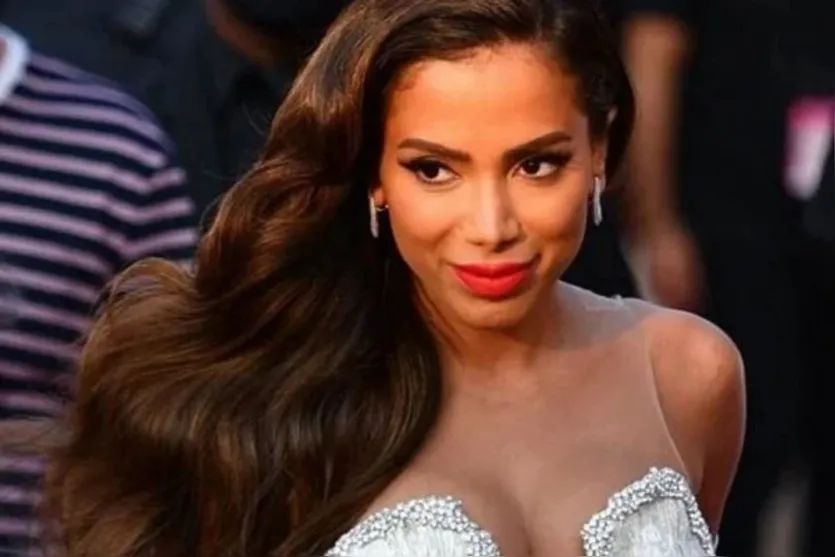 Anitta se fantasia de Britney Spears no Halloween