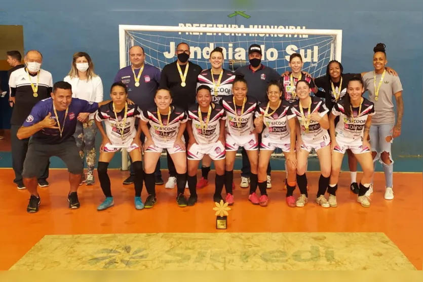 Apucarana conquista títulos no futsal feminino e masculino