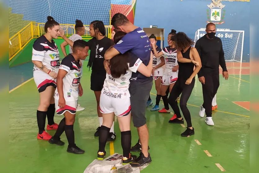 Apucarana conquista títulos no futsal feminino e masculino