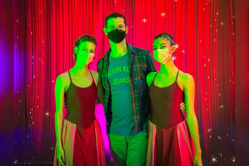  As bailarinas Bruna Caroline e Rayssa Zanetti com o coreógrafo Tiago Barros  