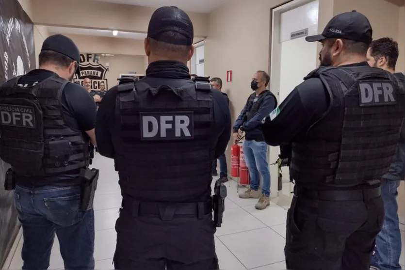  Até o momento foram apreendidos quatro celulares, dois veículos e uma arma de fogo 