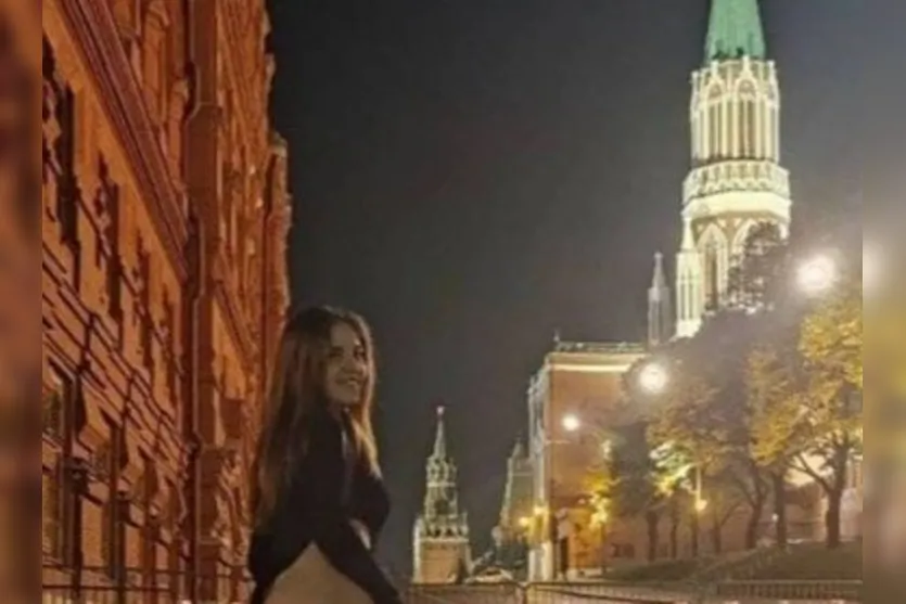Atriz pornô é presa após posar de fio-dental no Kremlin