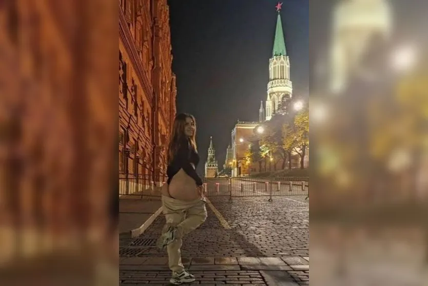 Atriz pornô é presa após posar de fio-dental no Kremlin