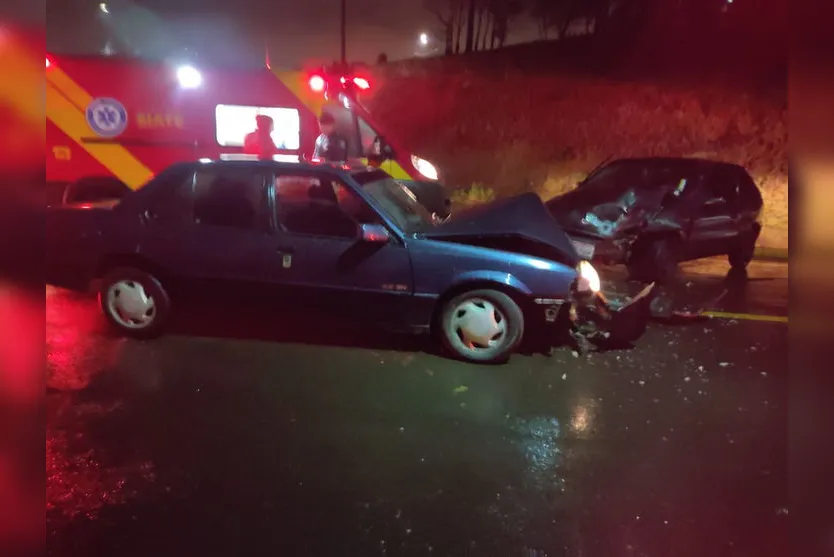 Batida entre carros deixa três feridos; motorista foi preso