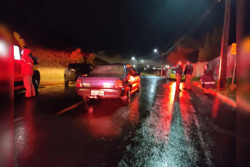 Batida entre carros deixa três feridos; motorista foi preso