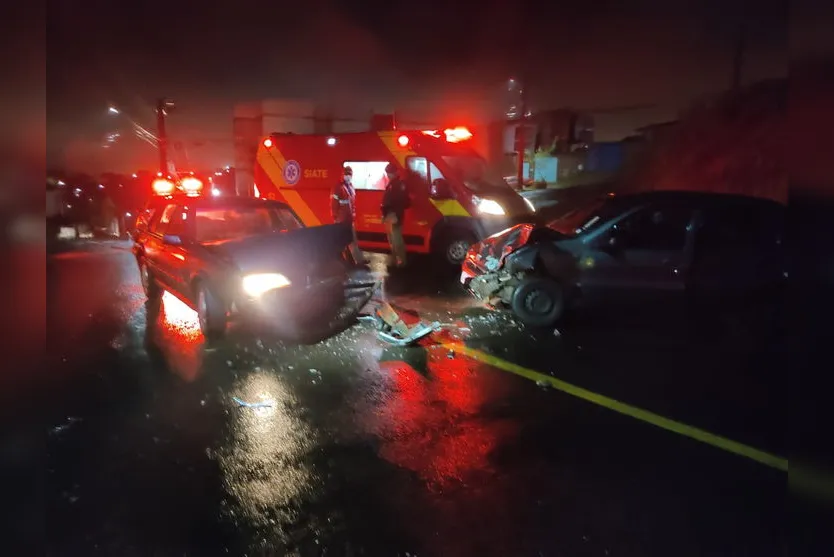 Batida entre carros deixa três feridos; motorista foi preso