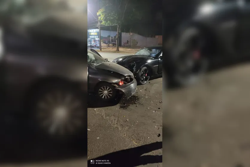 Camaro e Palio se envolvem em acidente na AV. Minas Gerais