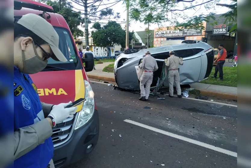 Câmera flagra acidente entre carros na Avenida Minas Gerais
