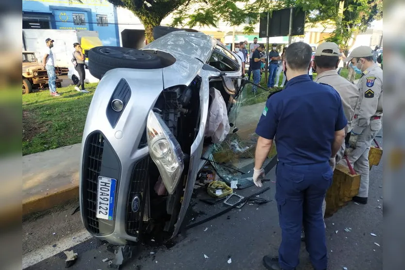 Câmera flagra acidente entre carros na Avenida Minas Gerais
