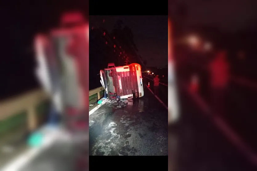 Caminhão com barris de chope tomba em Arapongas