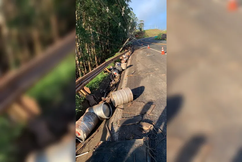 Caminhão com barris de chope tomba em Arapongas