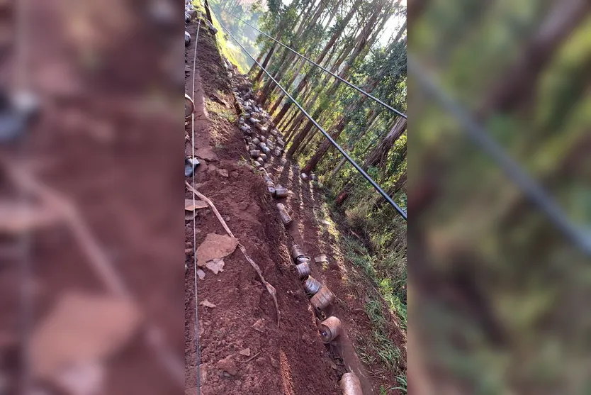 Caminhão com barris de chope tomba em Arapongas