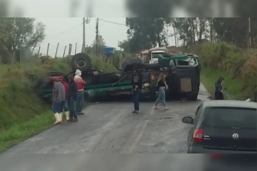 Caminhão tanque tomba na região e derrama diesel na pista