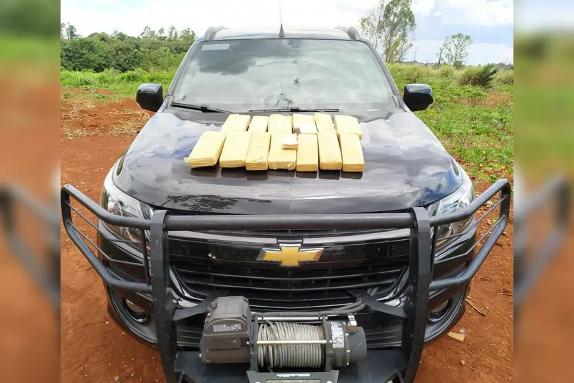 Cão da polícia encontra maconha em carro apreendido