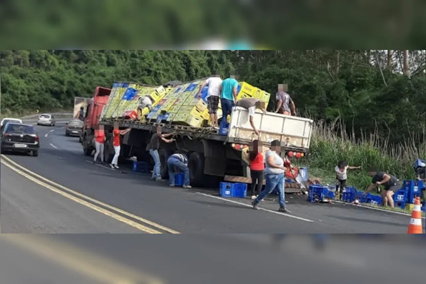 Carga de cerveja é saqueada na BR-376 em Ortigueira