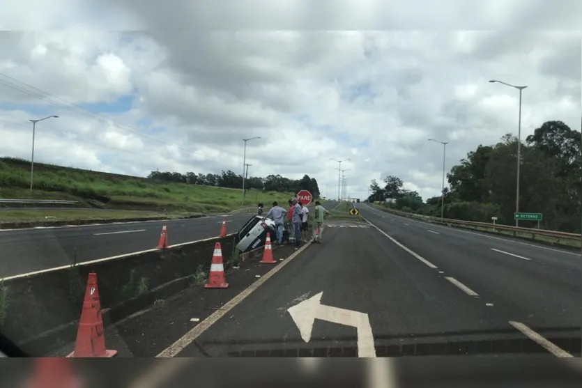 Carro cai em canaleta central na BR-369 em Aricanduva