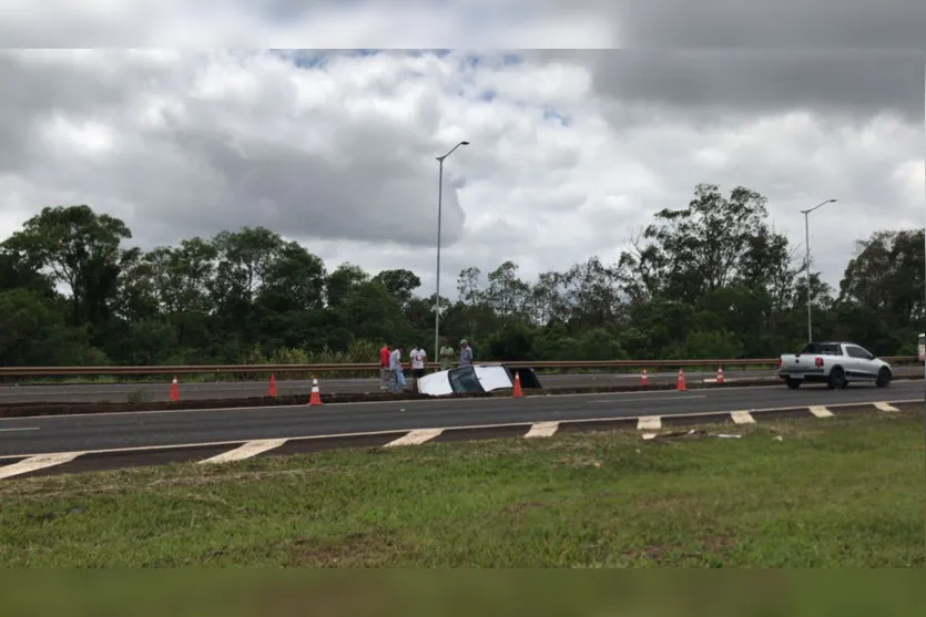 Carro cai em canaleta central na BR-369 em Aricanduva