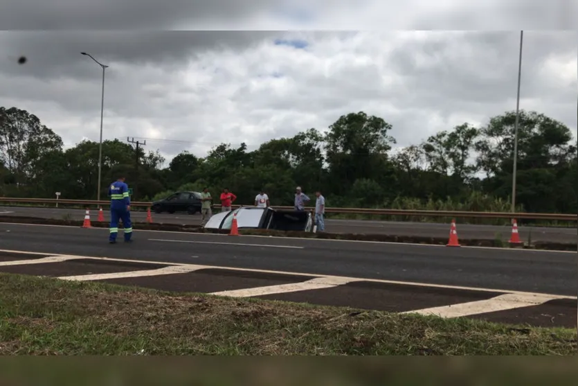 Carro cai em canaleta central na BR-369 em Aricanduva