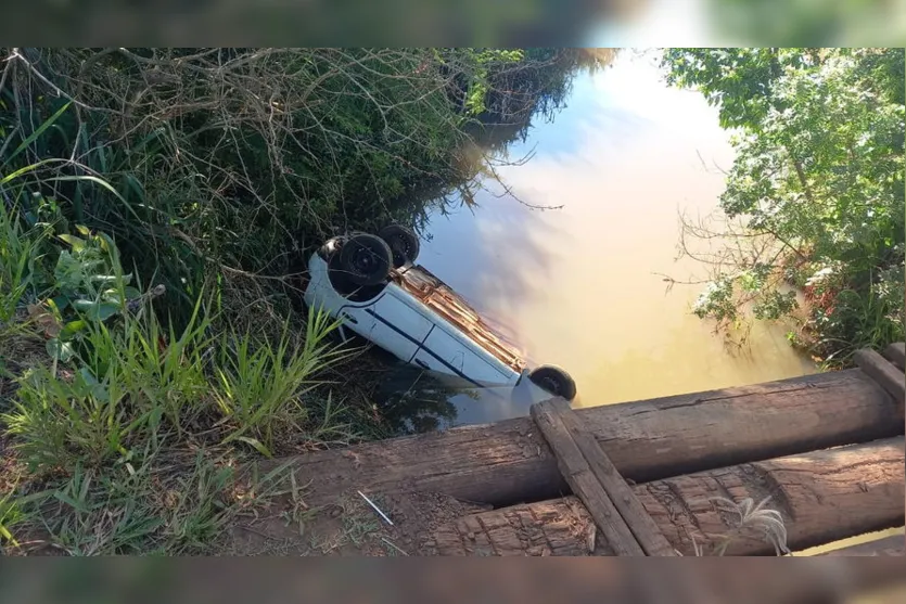 Carro cai em represa e três ficam feridos em Arapongas