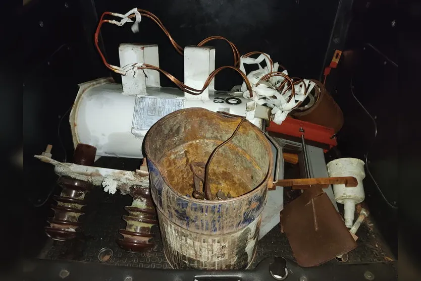 Carro com objetos usados para furtar cabos é encontrado