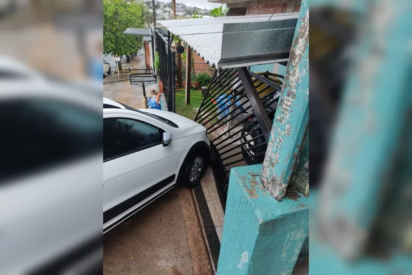 Carro desengatado atinge portão de casa em Apucarana