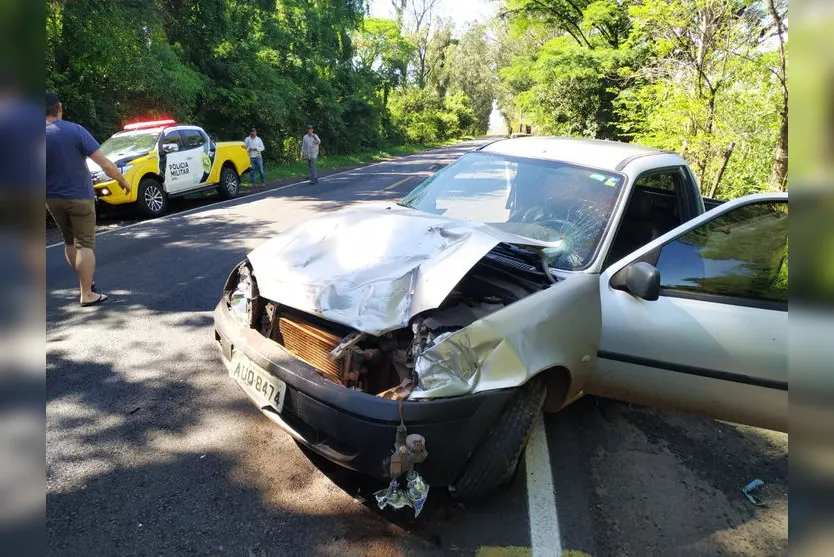 Carro é arrastado em acidente com caminhões na PR-170