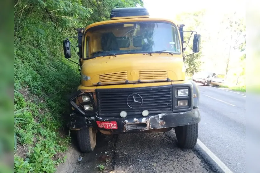 Carro é arrastado em acidente com caminhões na PR-170