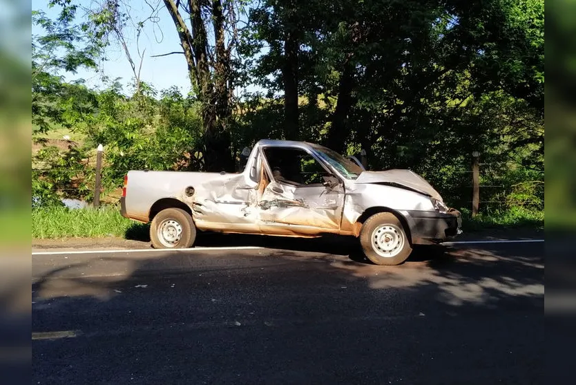Carro é arrastado em acidente com caminhões na PR-170