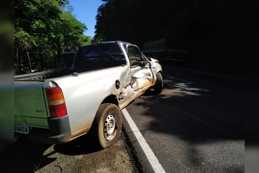 Carro é arrastado em acidente com caminhões na PR-170