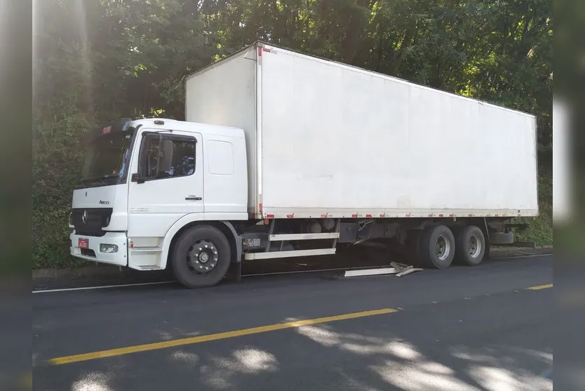 Carro é arrastado em acidente com caminhões na PR-170