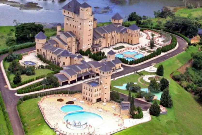 Castelo de 8 mil m² que pertencia a ex-deputado está à venda