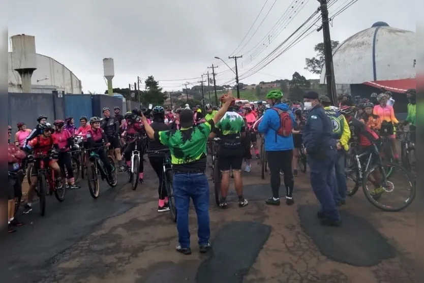 Ciclistas doam produtos à Oncologia do Providência