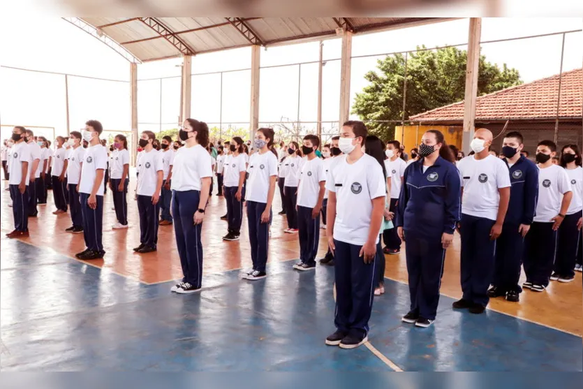 Colégios cívico-militares de Apucarana recebem uniformes